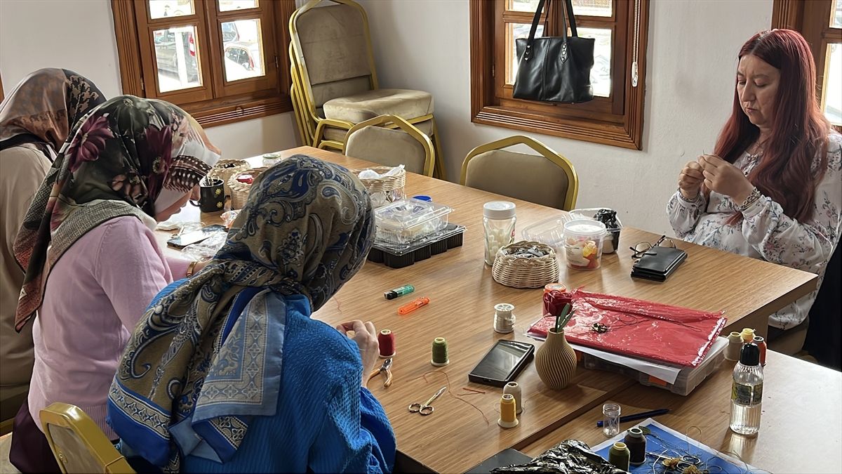Çubuk Belediyesinin açtığı atölyede kadınlar el işi öğreniyor