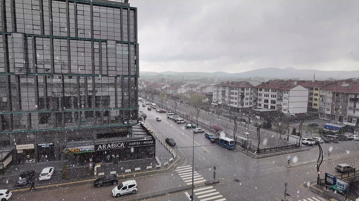 Çubuk ve Akyurt'ta kar etkili oluyor