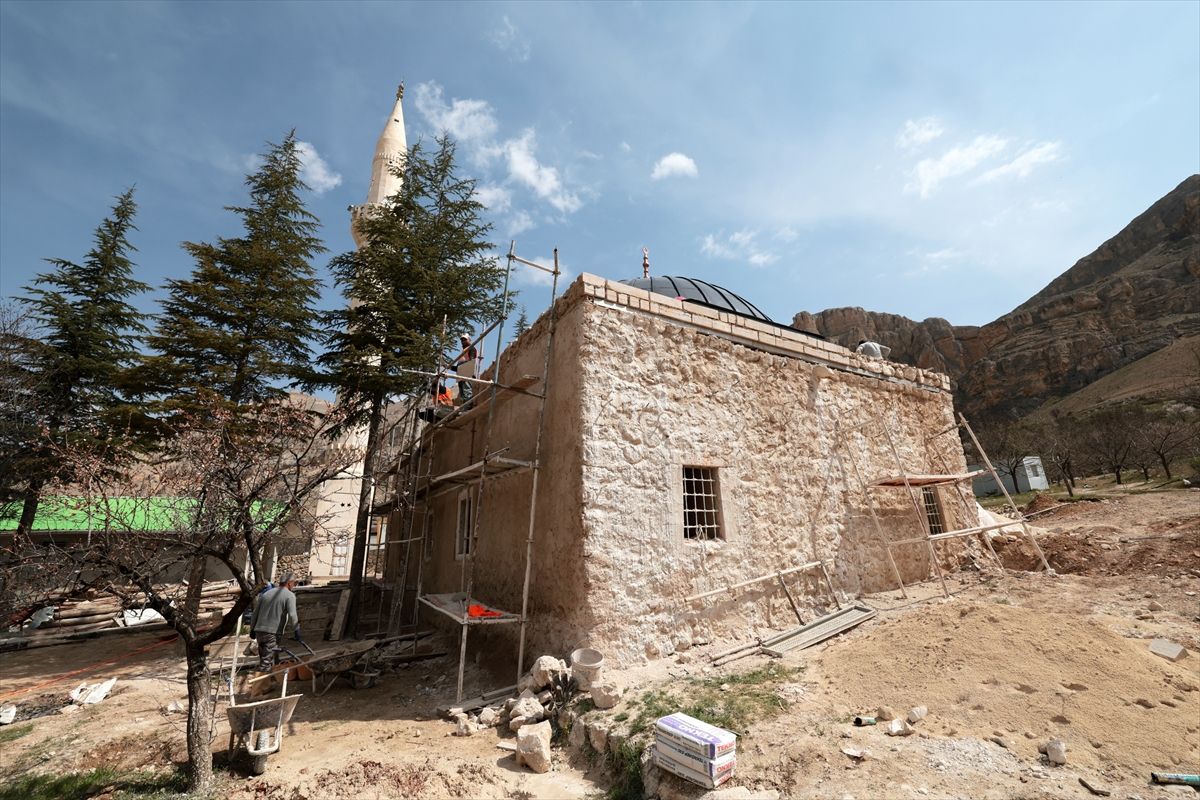 Darende'de depremde hasar gören tarihi camiler restore ediliyor