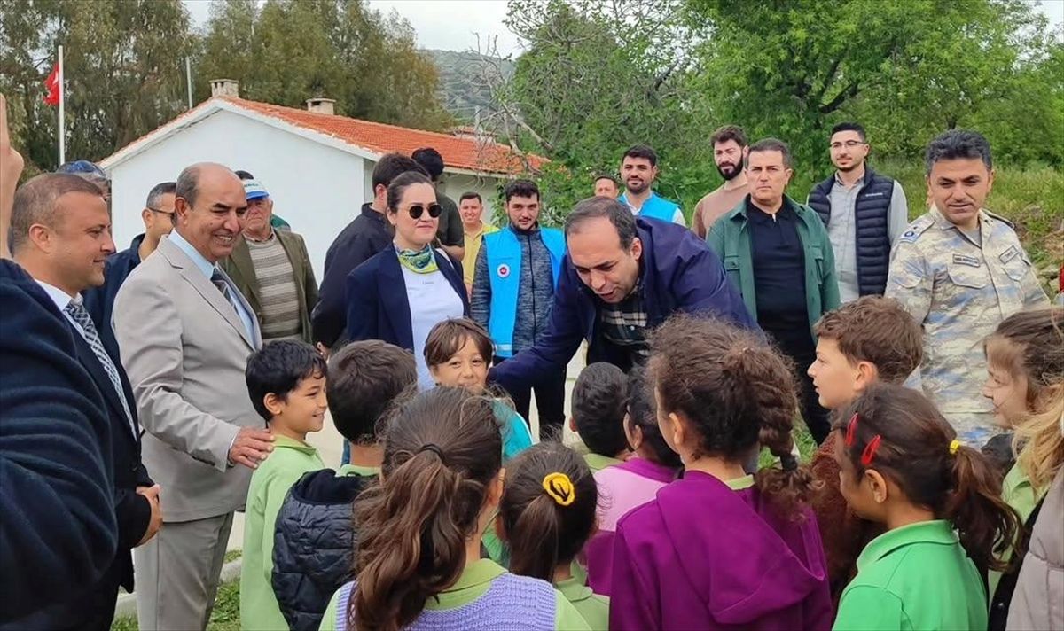 Datça'da öğrenciler fidan dikti