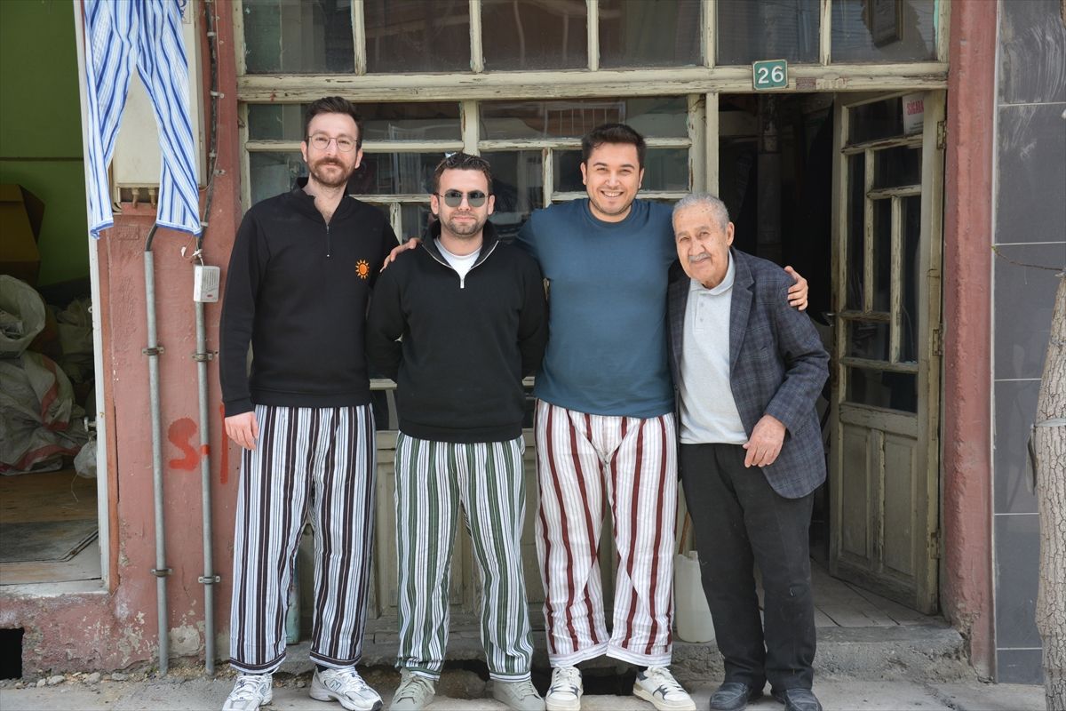Demirci'de terzi Yaşar Öztemel nostaljik çizgili pijamaları yaşatıyor