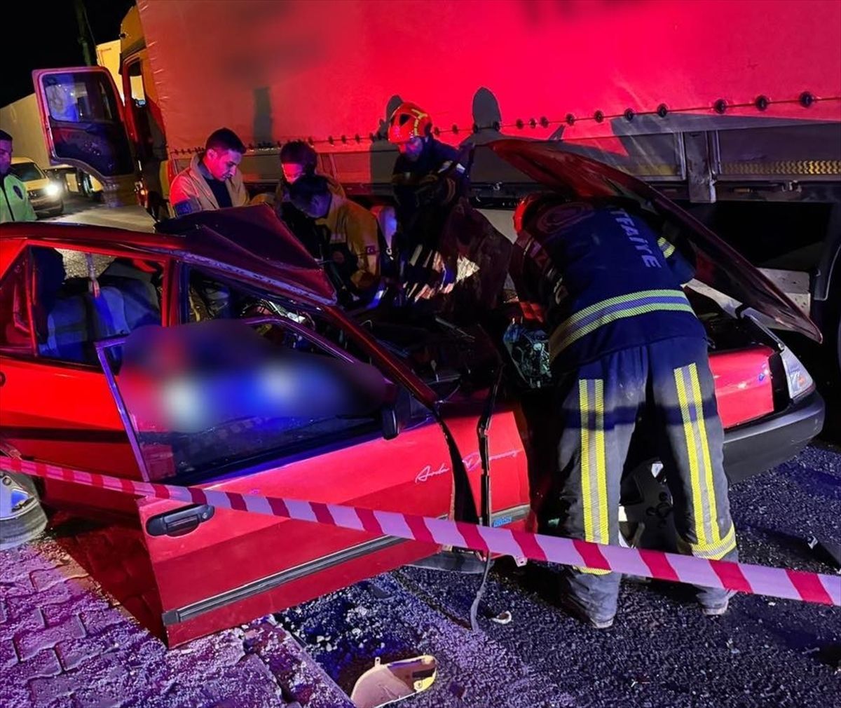 Denizli'de tıra çarpan otomobilin sürücüsü öldü
