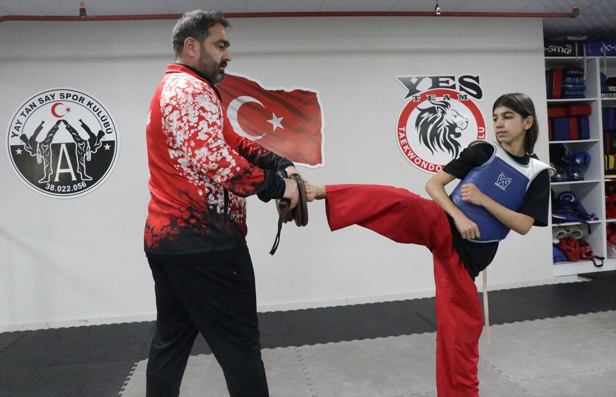 Depremde kaynar suyun dökülmesiyle vücudunda yanıklar oluşan Esma Nur, yaralarını tekvandoyla sarıyor