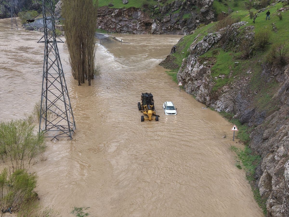 Derenin taşması sonucu su altında kalan Şemdinli-Derecik kara yolu dronla görüntülendi