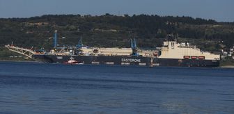 Derin denizde boru indirme gemisi 'Castorone' Çanakkale Boğazı'ndan geçti
