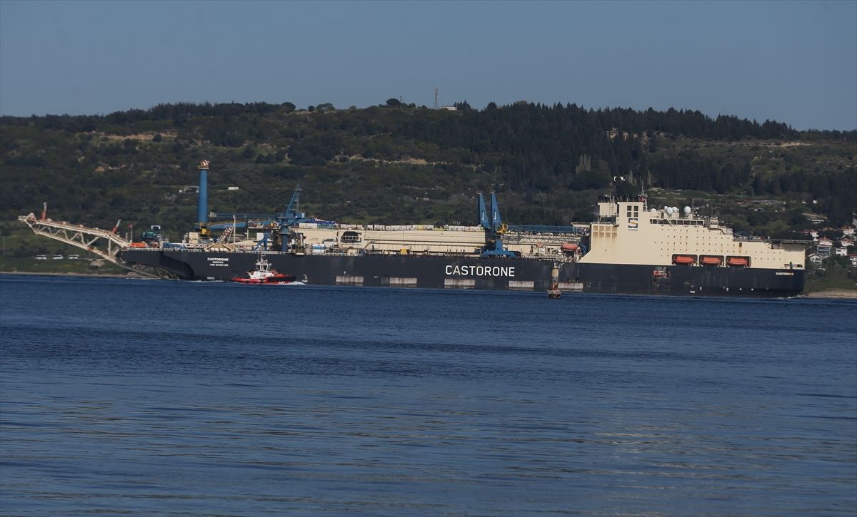 Derin denizde boru indirme gemisi 'Castorone' Çanakkale Boğazı'ndan geçti