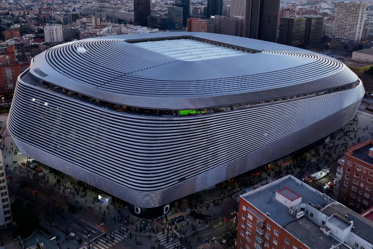 Dev maç öncesi stadın çatısını bile kapattılar