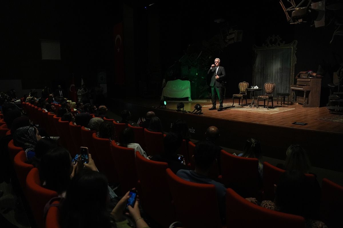 Devlet Tiyatroları Genel Müdürü Karadağlı, İzmir'de üniversite öğrencileriyle buluştu Açıklaması