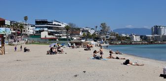 Didim'de sıcak havayı fırsat bilenler denizde yüzdü