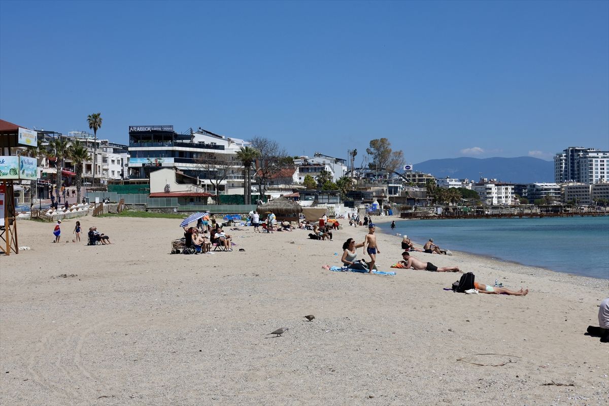 Didim'de sıcak havayı fırsat bilenler denizde yüzdü