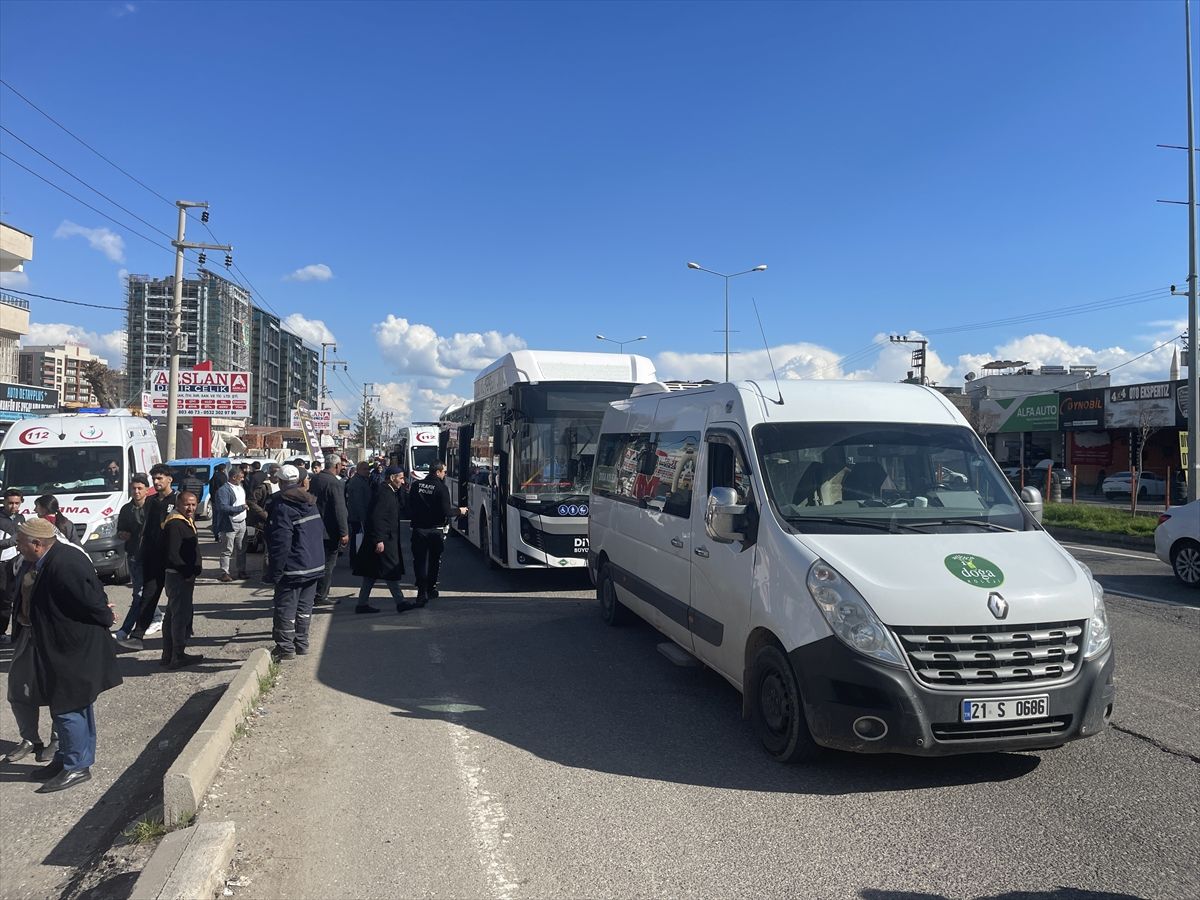 Diyarbakır'da belediye otobüsü ile öğrenci servisinin çarpıştığı kazada 3 kişi yaralandı