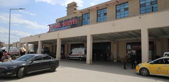 Diyarbakır'da otomobilin kaldırımda çarptığı 2 öğrenci yaralandı