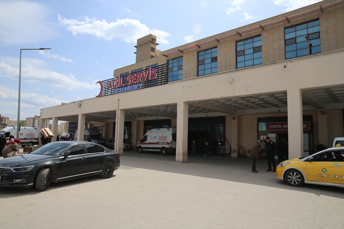 Diyarbakır'da otomobilin kaldırımda çarptığı 2 öğrenci yaralandı
