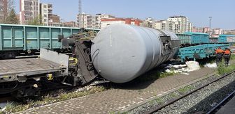 Diyarbakır'da raydan çıkan yük treninin vagonu devrildi