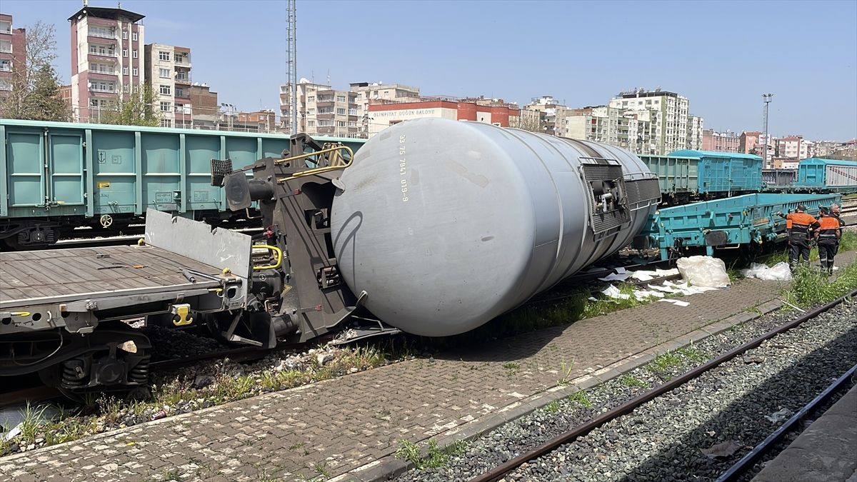 Diyarbakır'da raydan çıkan yük treninin vagonu devrildi
