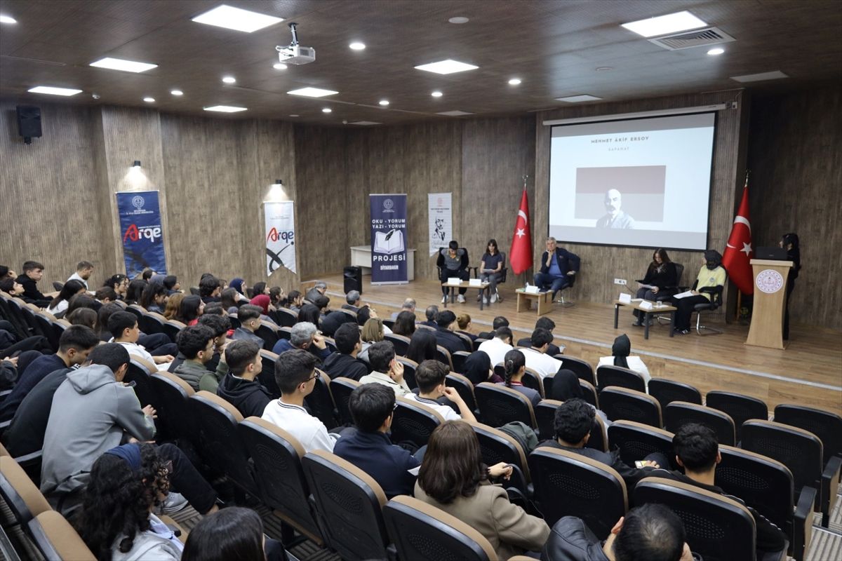 Diyarbakır'da "Safahat Okumaları" konulu panel düzenlendi