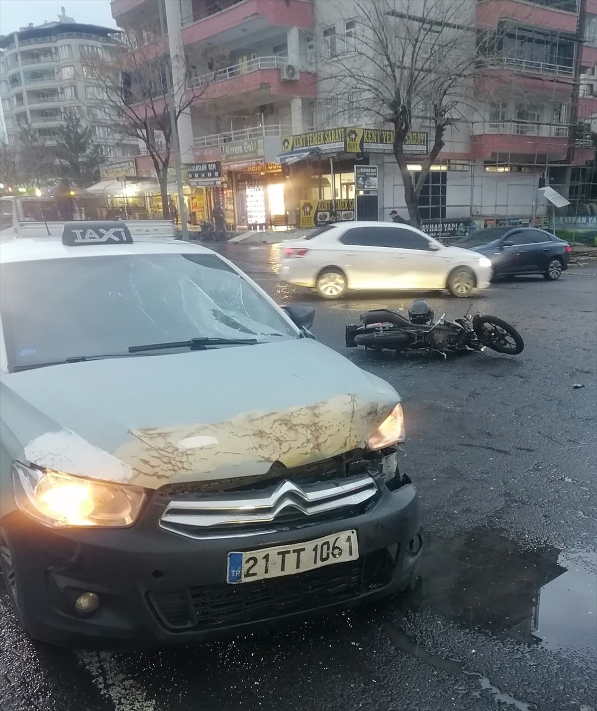 Diyarbakır'da taksinin çarptığı motosiklet sürücüsü yaralandı