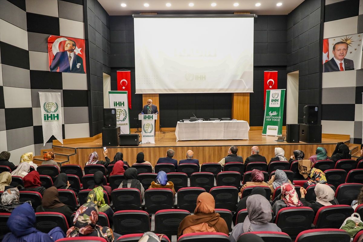 Diyarbakır'da 'Teorik ve Pratik Yönleriyle Sivil Toplumda Kadın' paneli düzenlendi