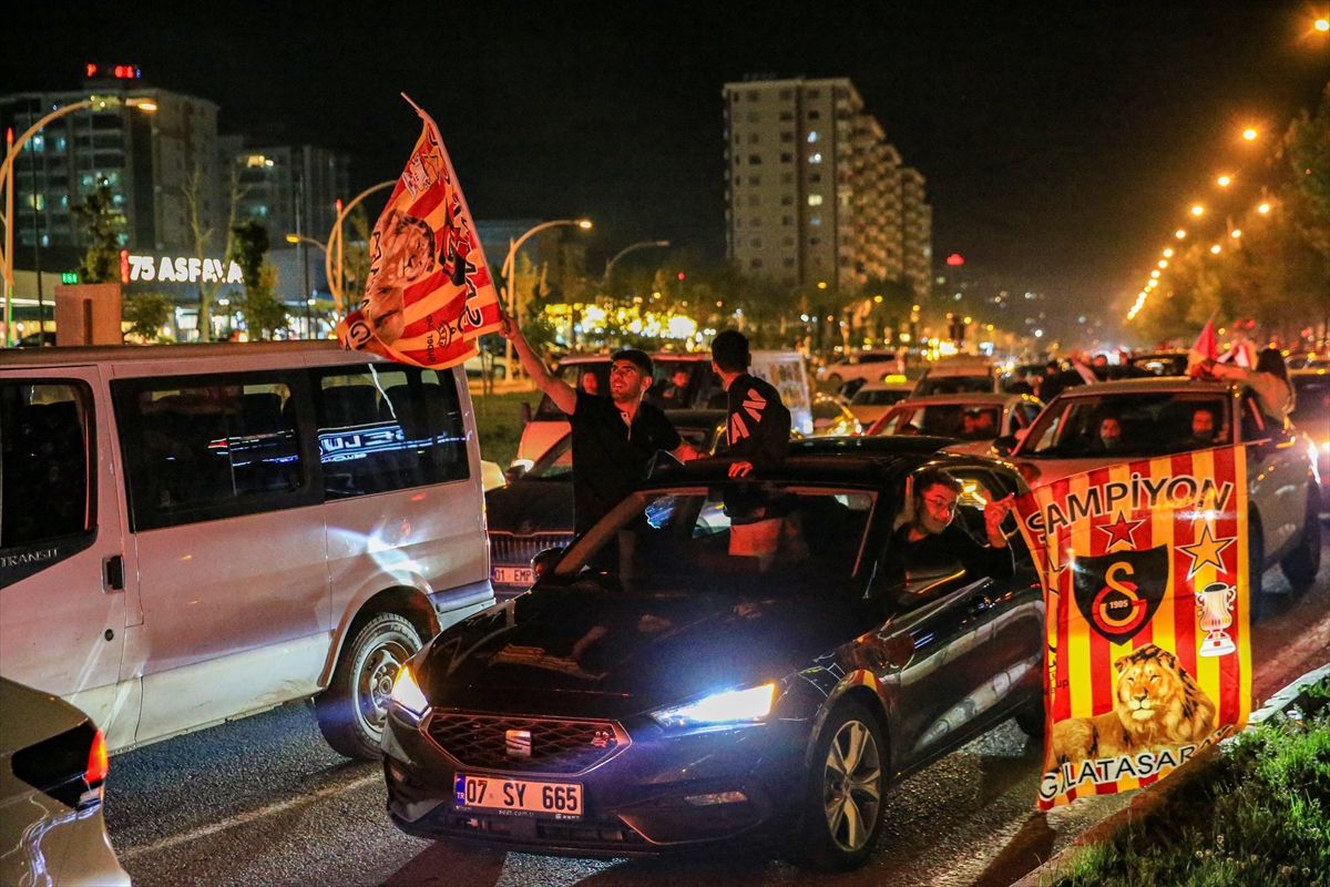 Galatasaray şampiyonluğu 7 ilde kutlandı