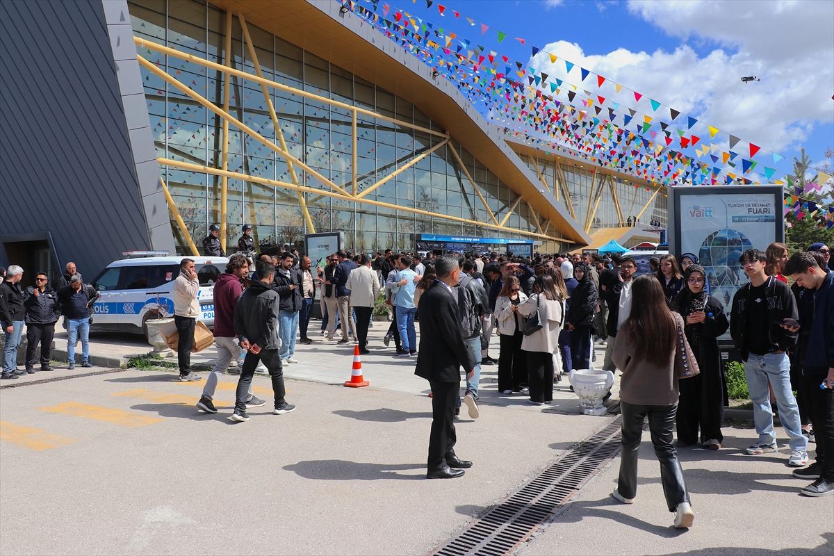 "Doğu Anadolu Kariyer Fuarı" ilk gün yaklaşık 25 bin ziyaretçiyi ağırladı