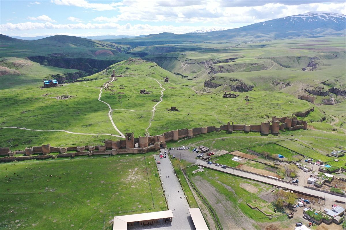 Doğu-Batı Dostluk ve İpek Yolu Rallisi ekibi Kars'a ulaştı