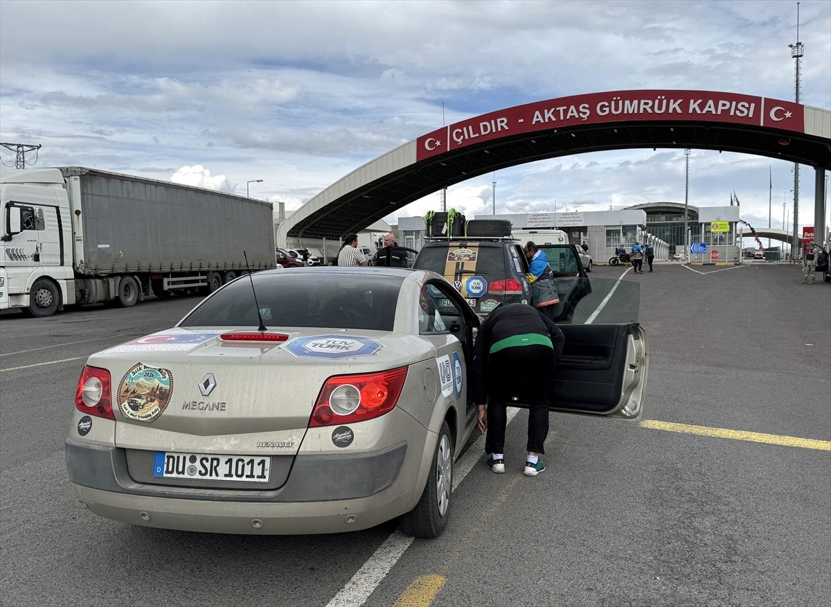 Doğu-Batı Dostluk ve İpek Yolu Rallisi ekibi Ardahan'dan Gürcistan'a geçti