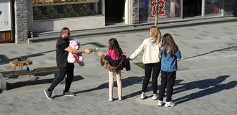 Düzce'de '23 Nisan' sürpriziyle çocuklara oyuncak hediye edildi