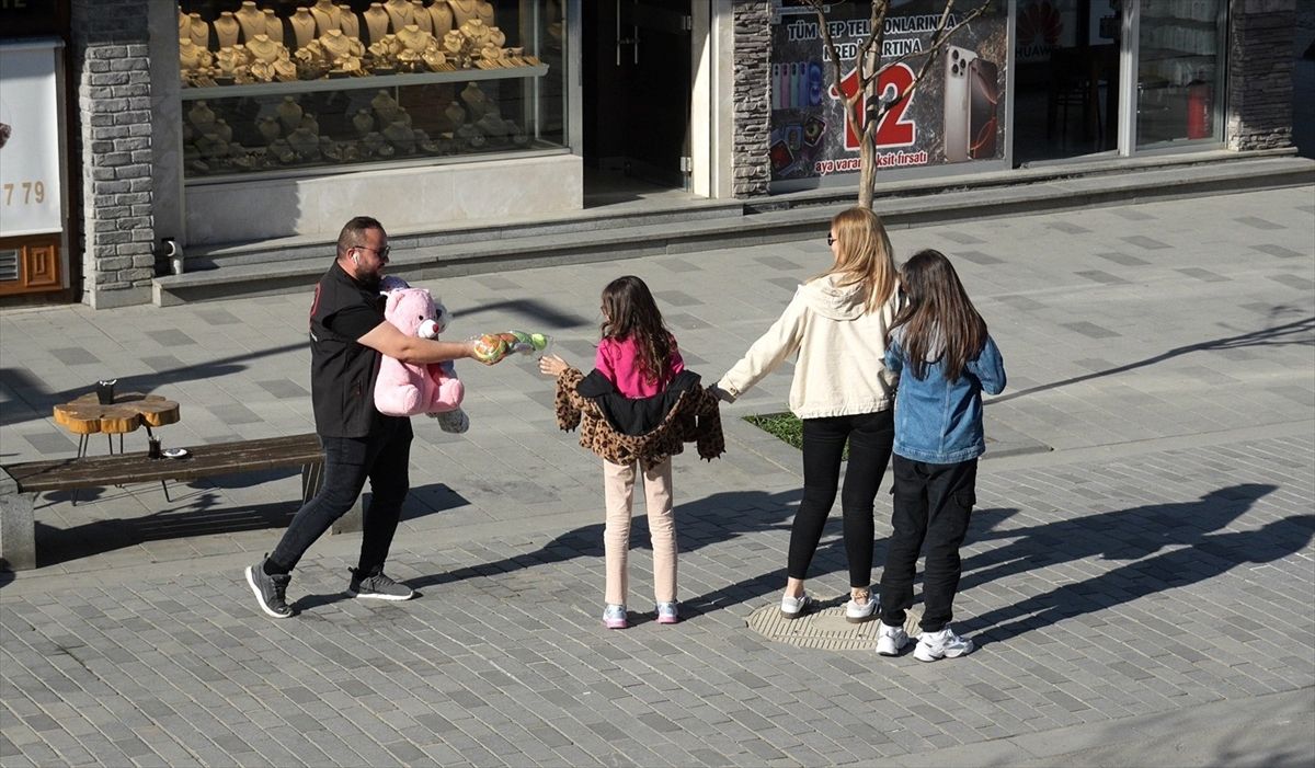 Düzce'de "23 Nisan" sürpriziyle çocuklara oyuncak hediye edildi