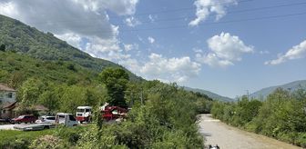 Düzce'de dereye devrilen otomobilin sürücüsü yaralandı
