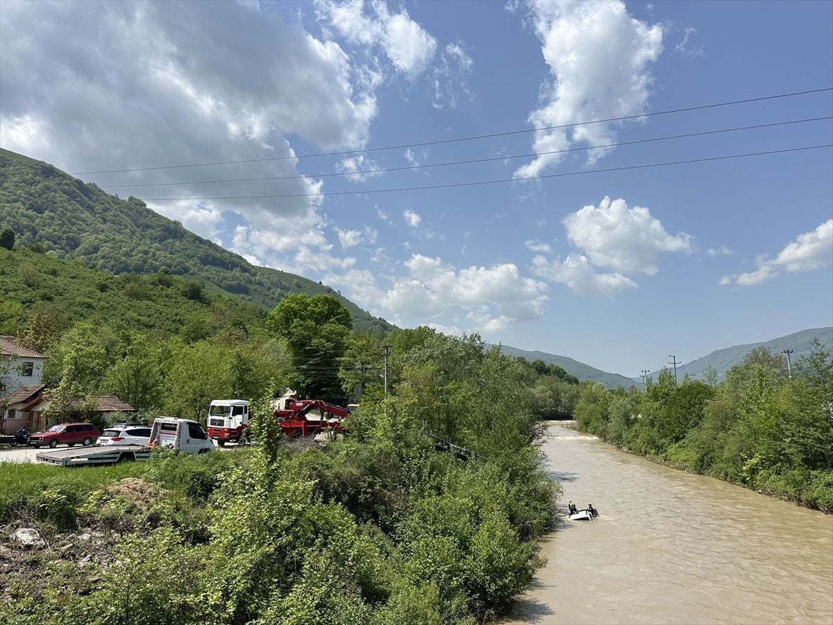 Düzce'de dereye devrilen otomobilin sürücüsü yaralandı