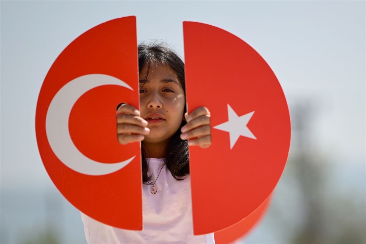 Düzce'de olumsuz hava koşulları nedeniyle ertelenen 23 Nisan töreni gerçekleştirildi