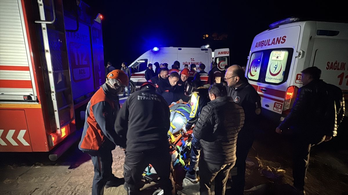 Düzce'de dik yamaçta mahsur kalan 3 kişi kurtarıldı