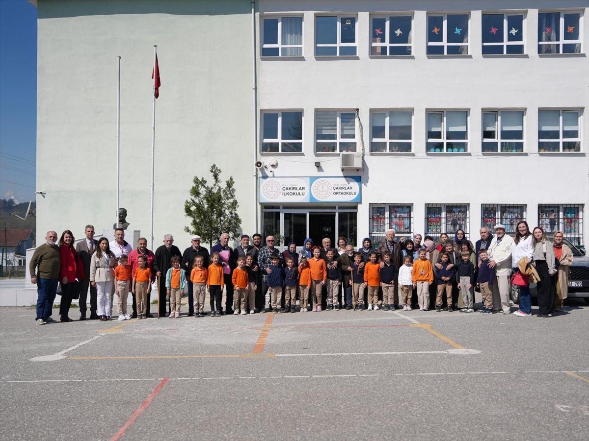 Düzce'de yaşlılardan anaokulu öğrencilerine '23 Nisan' ziyareti