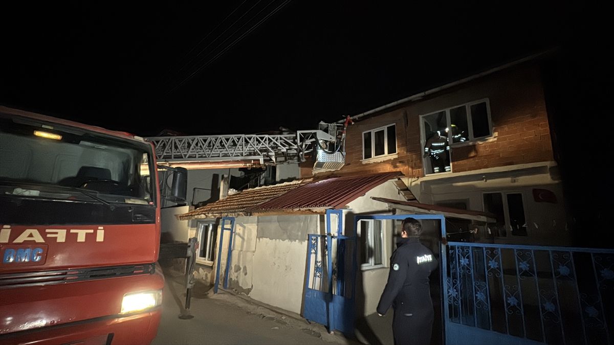 Edirne'de evin girişindeki beton zeminin çökmesi nedeniyle 1 kişi yaralandı