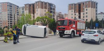 Edirne'de hafif ticari aracın devrildiği kaza güvenlik kamerasına yansıdı