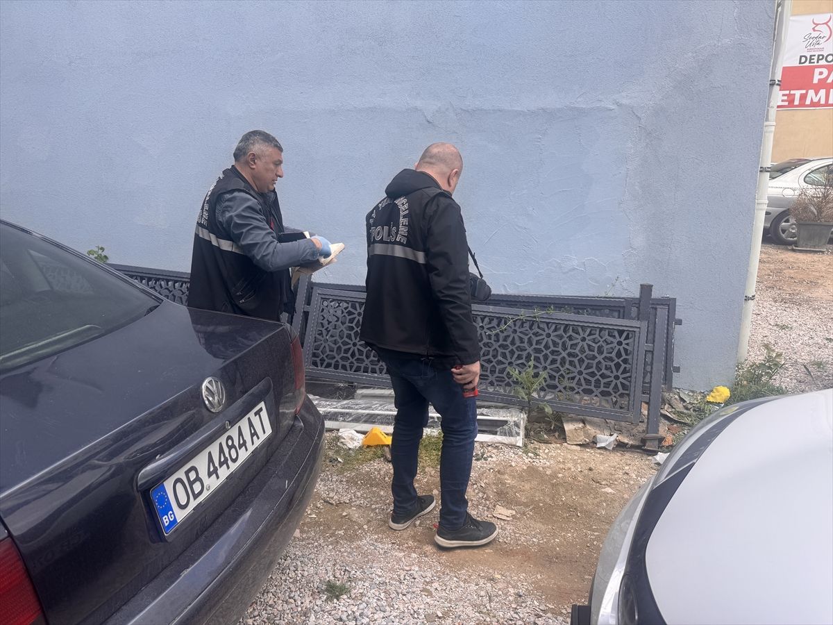 Edirne'de iki grup arasında yol verme meselesinden çıkan kavgada 3 kişi yaralandı