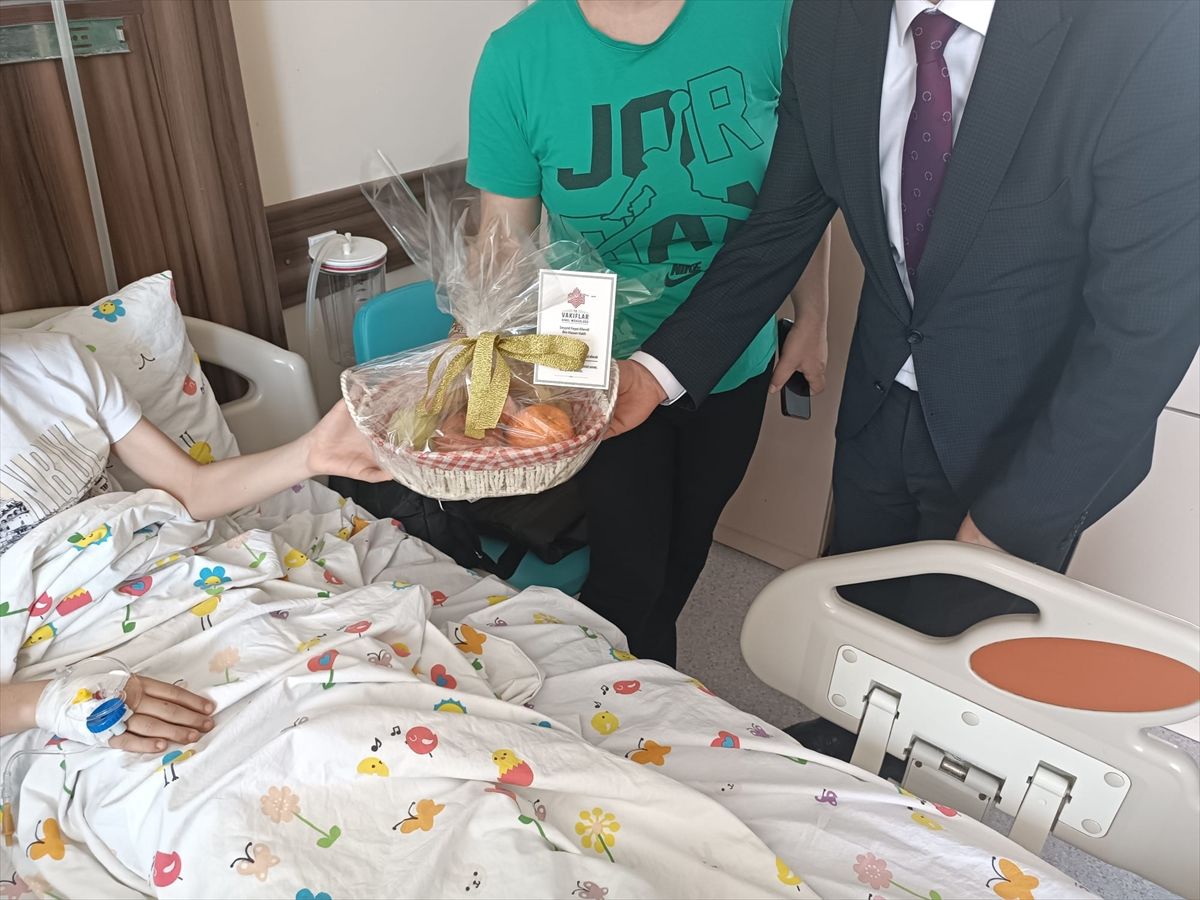 Edirne'de vakıf geleneği kapsamında hastalara meyve ikram edildi