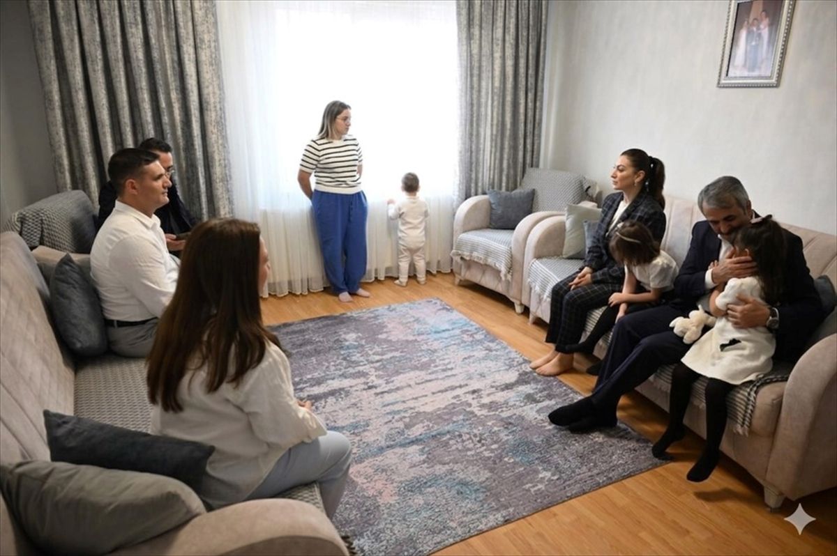 Edirne Valisi Sezer koruyucu aileyi ziyaret etti