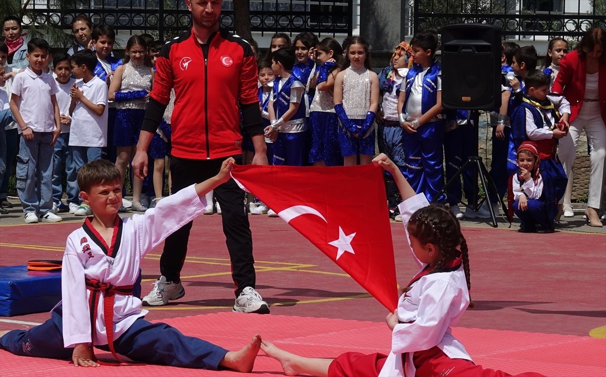 Edremit'te 23 Nisan Ulusal Egemenlik ve Çocuk Bayramı kutlandı