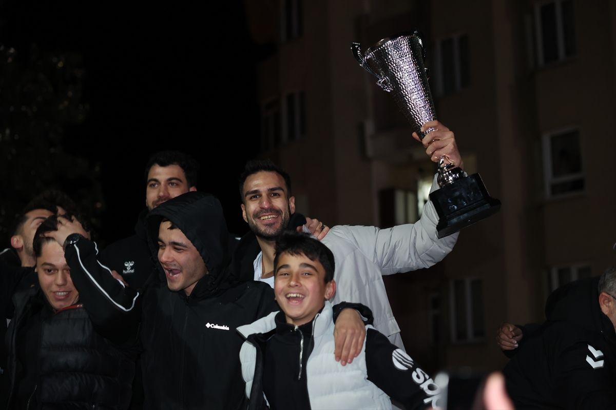 Efeler Ligi'ne yükselen Sungurlu Belediyespor Erkek Voleybol Takımı'na coşkulu karşılama