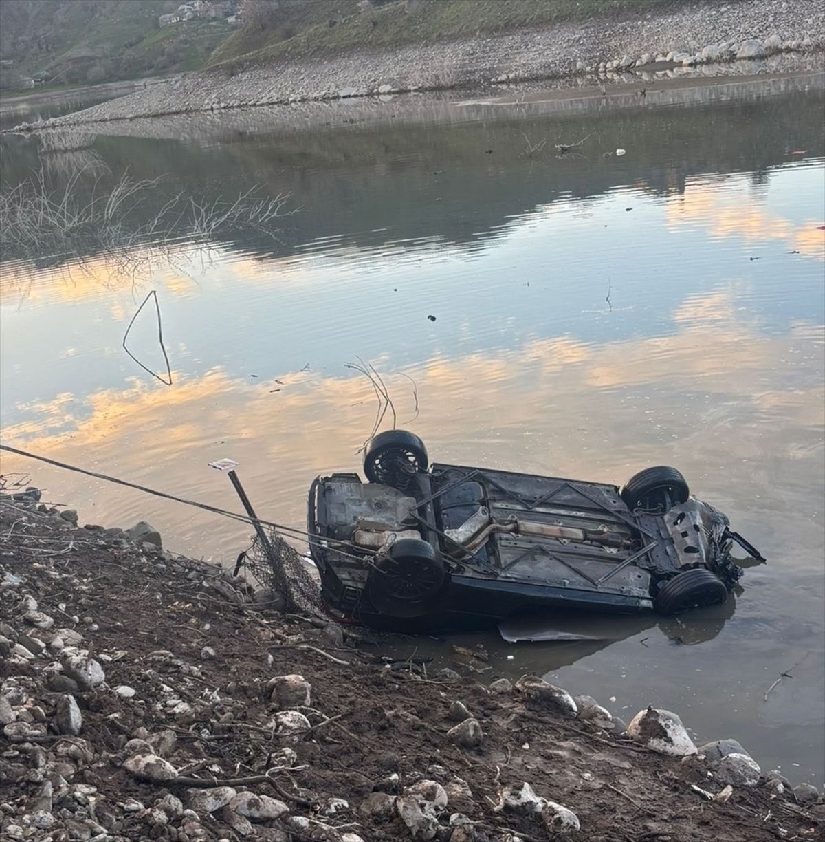 Elazığ'da baraj gölüne düşen otomobilin sürücüsü yaralandı