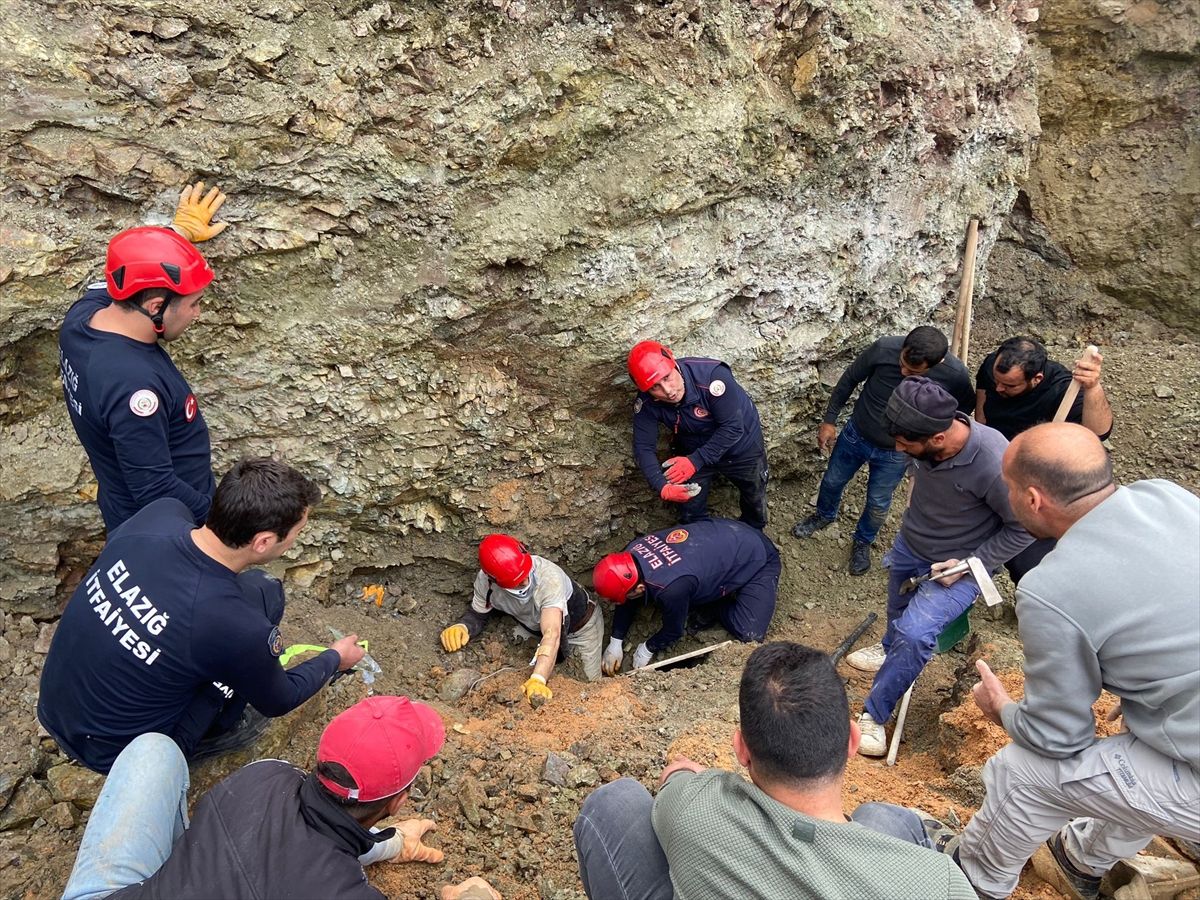 Elazığ'da kanalizasyon çalışmasında kaldırımın çökmesi sonucu göçük altında kalan işçi yaralandı
