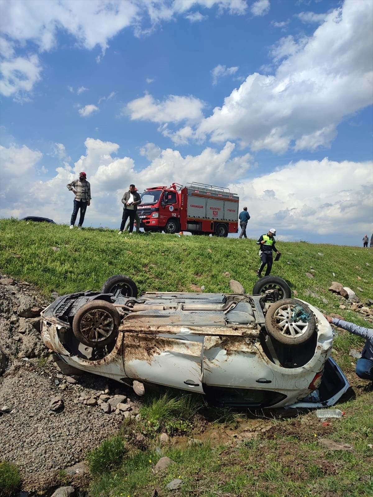 Elazığ'da şarampole devrilen otomobildeki 1 çocuk yaralandı