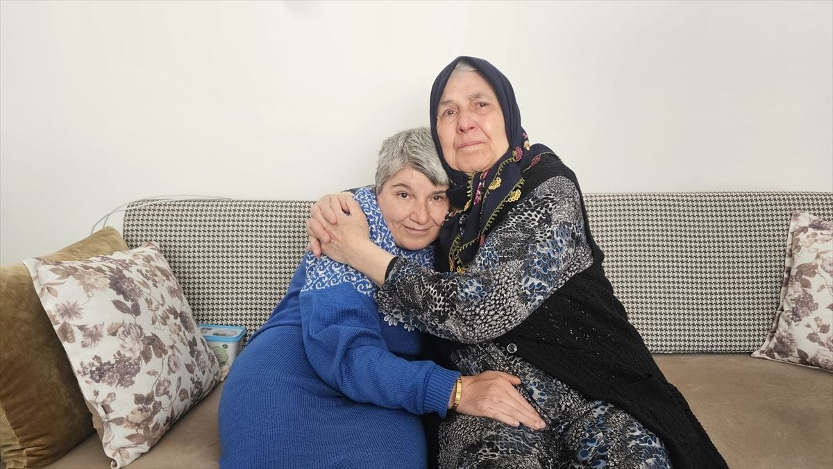 Engelli kızına yarım asırdır gözü gibi bakıyor