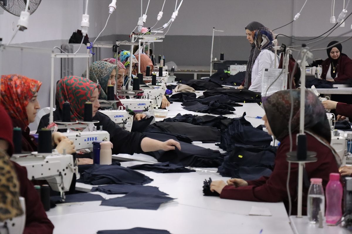 Erzincan'da kurulu tekstil atölyesi kadınların emek gücüyle adeta fabrikaya dönüştü