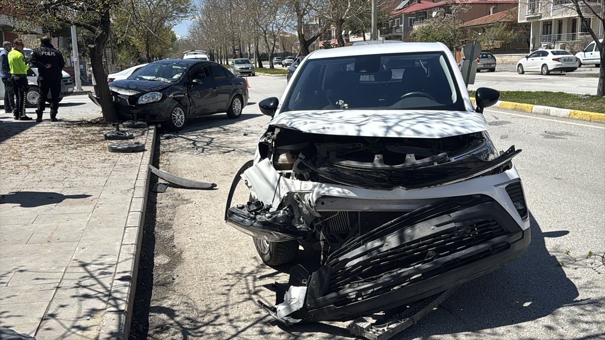 Erzincan'da SUV tipi araç ile otomobilin çarpıştığı kazada 6 kişi yaralandı