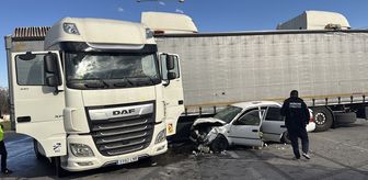 Erzincan'da tırla çarpışan otomobildeki 2 kişi ağır yaralandı