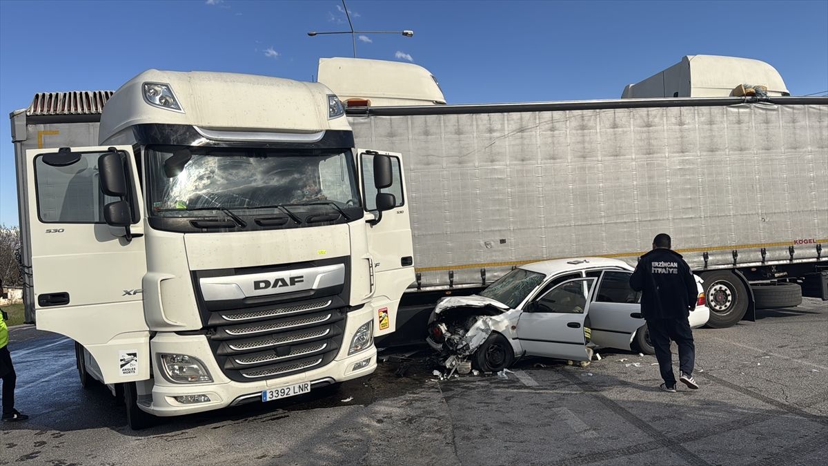 Erzincan'da tırla çarpışan otomobildeki 2 kişi ağır yaralandı