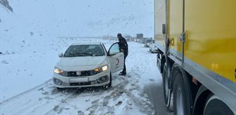 Erzincan'da yüksek kesimlerde etkili olan kar nedeniyle ulaşım güçlükle sağlanıyor