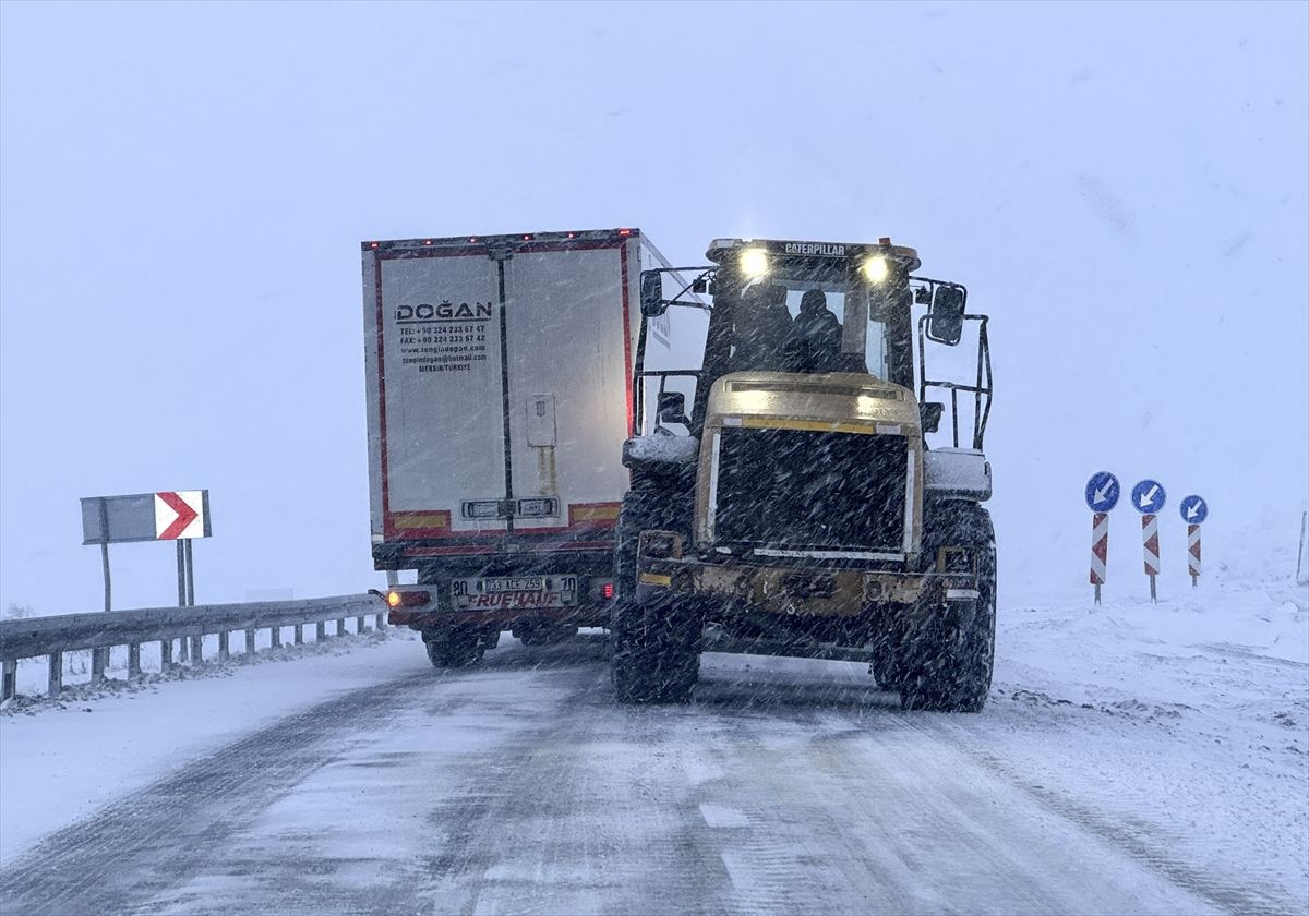 Erzurum, Ardahan ve Kars'ta kar yağışı etkili oldu